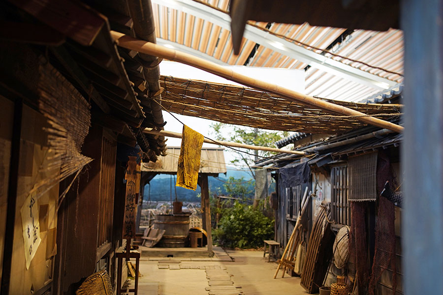 朝ドラ史上「最も狭い実家」大阪で公開中、長屋の“細かすぎる”作り込み【ばけばけ】 | Lmaga.jp 朝ドラ史上「最も狭い実家」大阪で公開中、長屋の“細かすぎる”作り込み【ばけばけ】 | Lmaga.jp