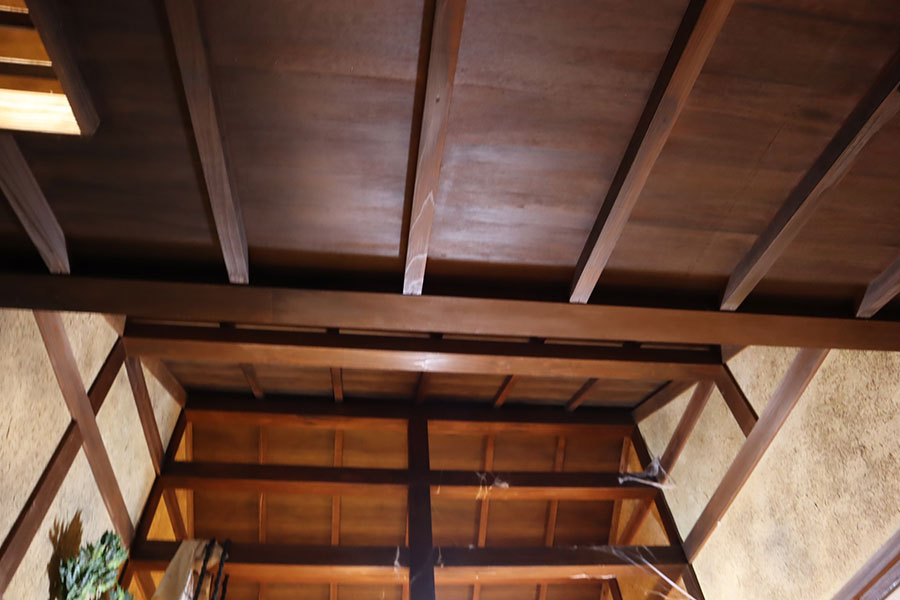 照明のために上部を開放することなく、実際の長屋と同じように作られた天井（放送前の取材時／撮影：佐野華英）