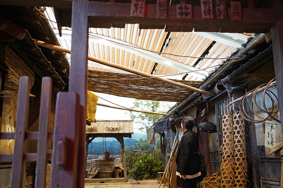 「『ばけばけ』セット公開」の様子。7軒の長屋が並ぶ「天国長屋」（2月19日撮影／Lmaga.jp）