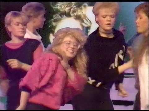 フィンランドのテレビでマドンナに合わせて踊る子供たち (1985)
