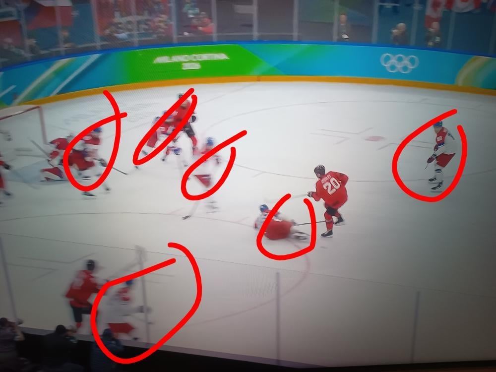 祝賀会中も氷上のチェコ対カナダ6