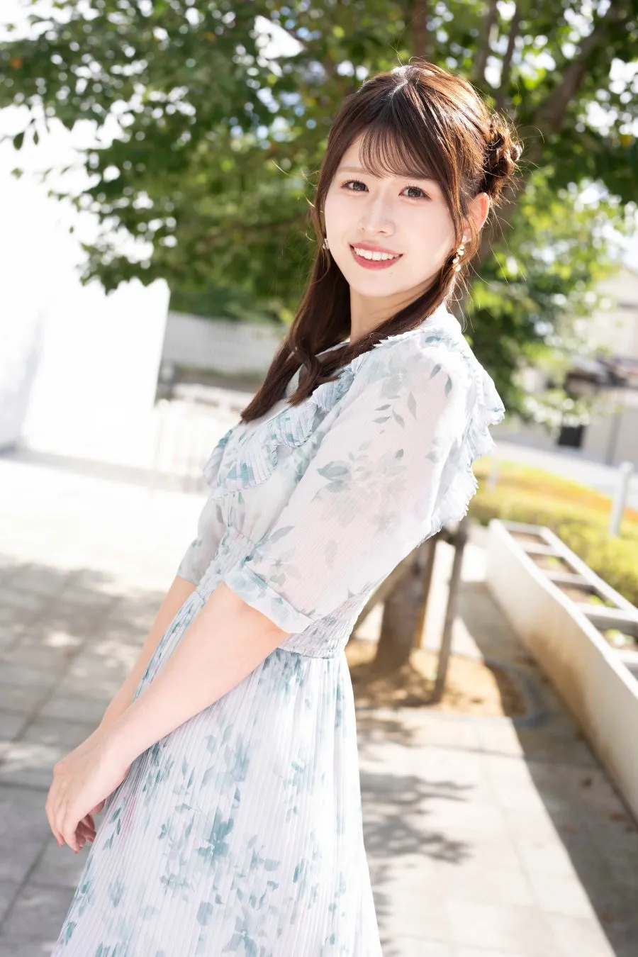屋外で微笑む佐藤朱さん