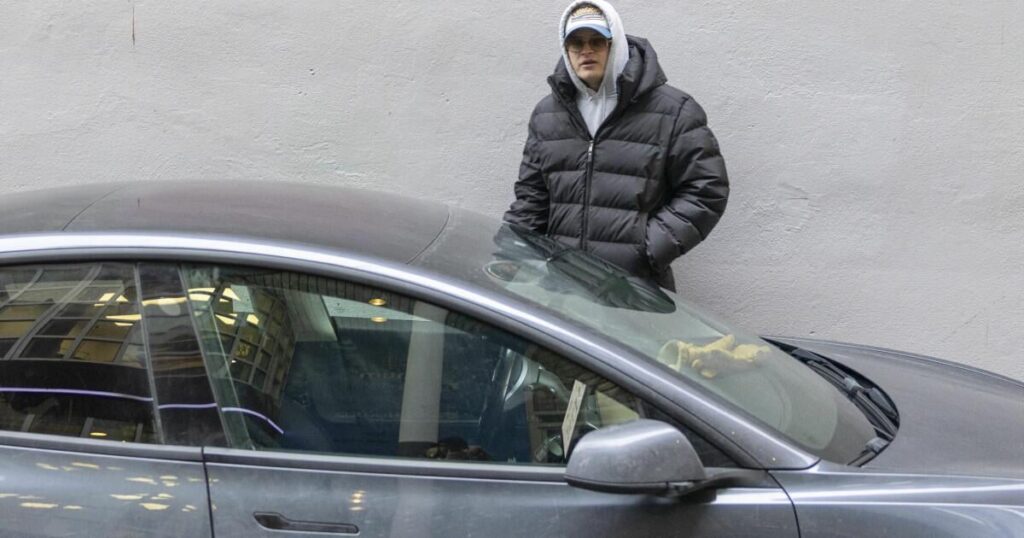 オスロ警察管区によると、メッテ・マリット皇太子の息子、マリウス・ボルグ・ホイビ氏が日曜夜に逮捕され、傷害、刃物による脅迫、接近禁止命令違反の罪で起訴された。