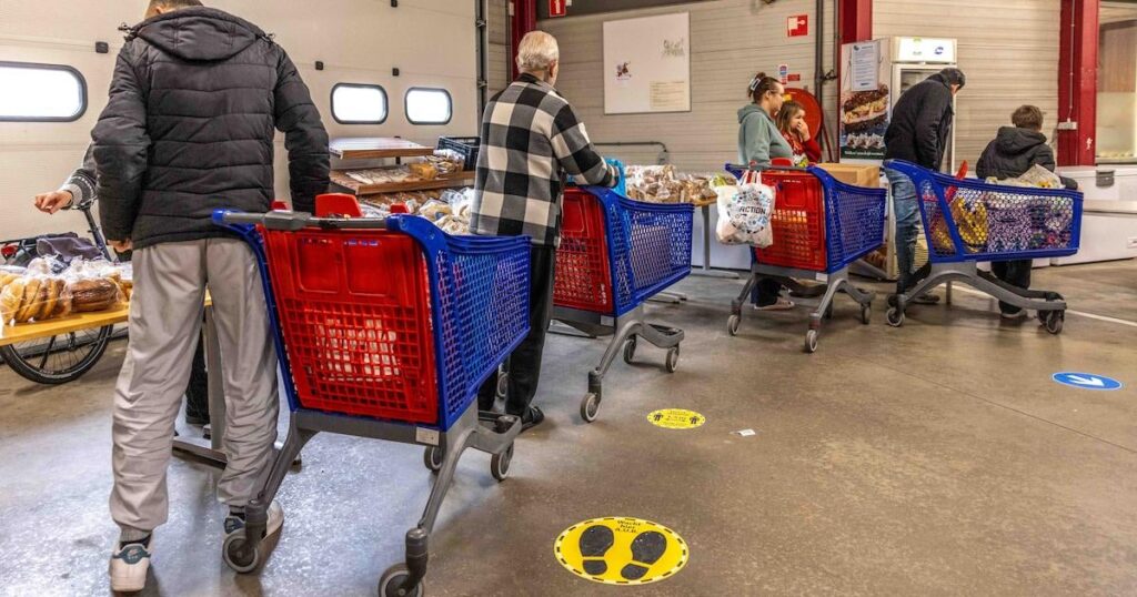 自営業者やAOWの人たちがフードバンクに報告「家や車を所有している人もいる」