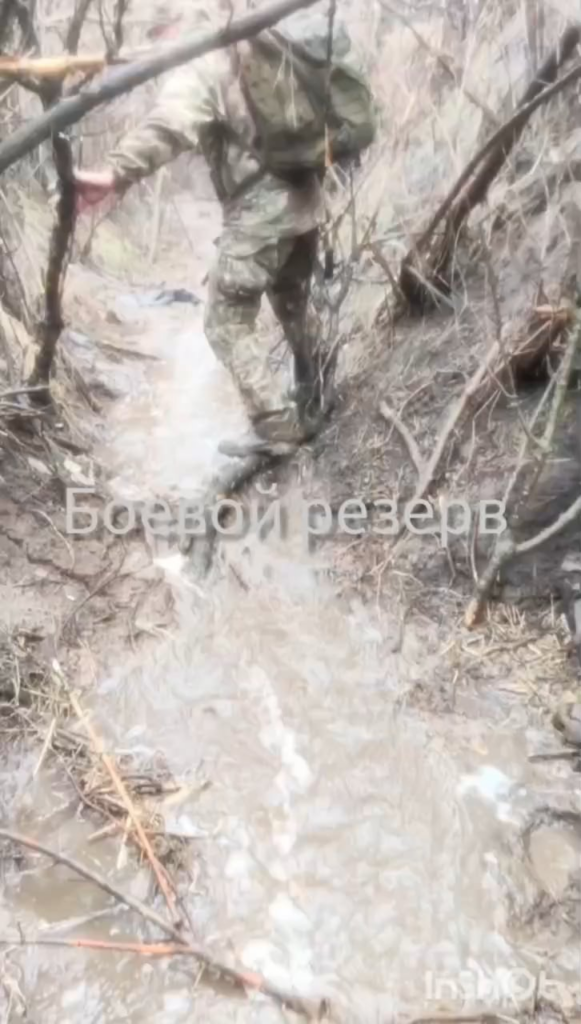 ロシアの無人航空機オペレーターたちは、工兵たちからすべて地雷が除去されていることを保証され、陣地に送られた様子を映像で共有したが、実際には全員がPFM-1の「花びら」地雷で足をもぎ取られた。侵略者によると、ほぼ全員が爆破され、オペレーター2人が片足を失ったという。