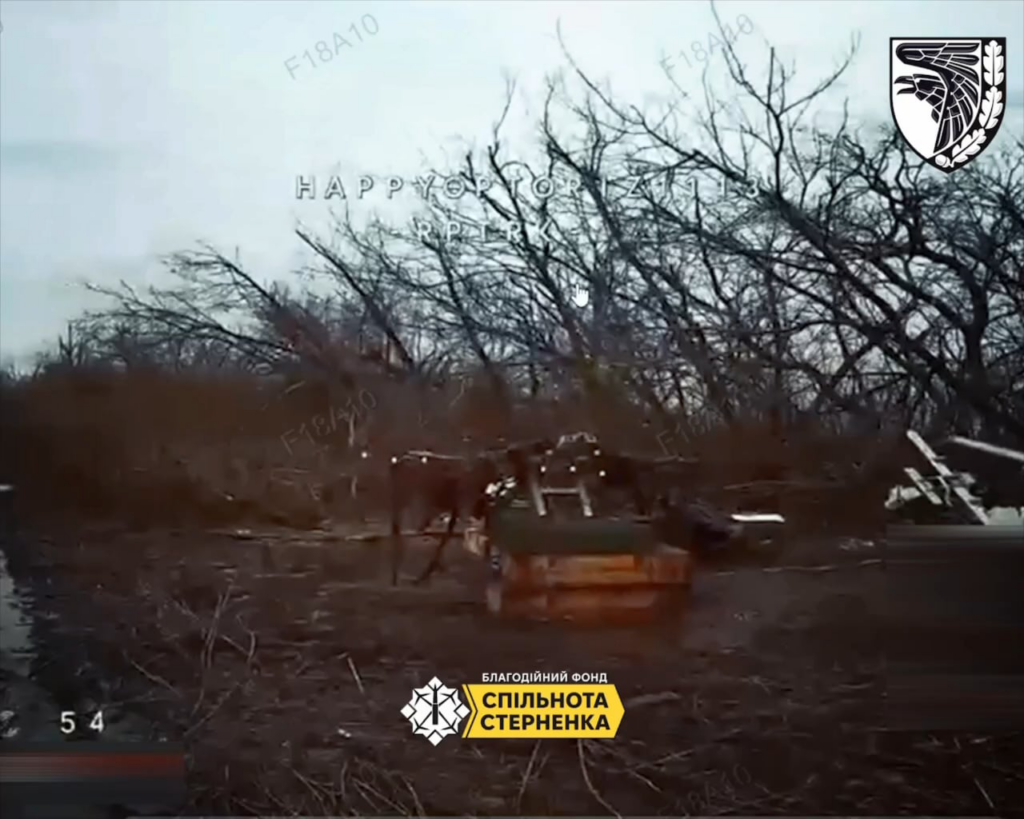 苦しみの死を遂げたロシア人ドローン操縦士が、ウクライナ第93独立機械化旅団と第109独立領土防衛旅団のFPVドローンによって連行された。彼らは協力して「モルニヤ」ドローン操縦者を特定し、ドローンと侵入者の両方を排除した。 2026.02.26