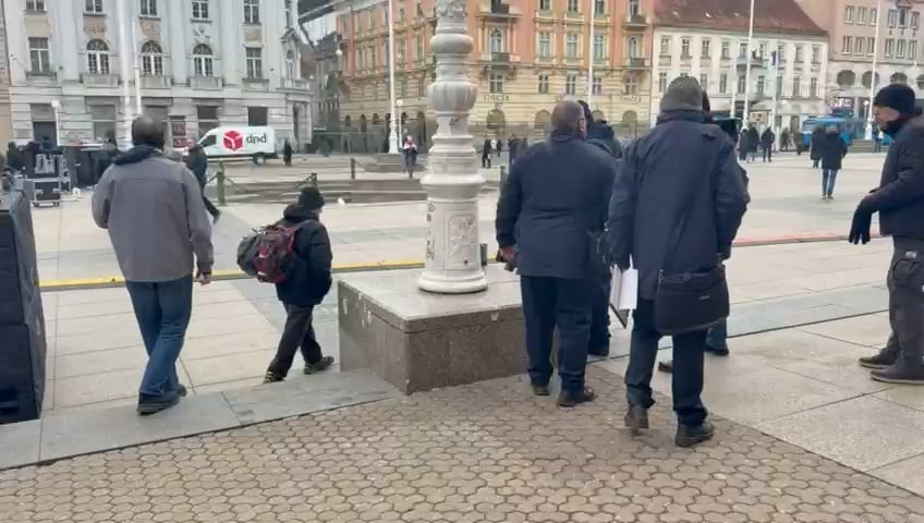 警察は広場で公共事業の労働者が仕事をすることを許可していない