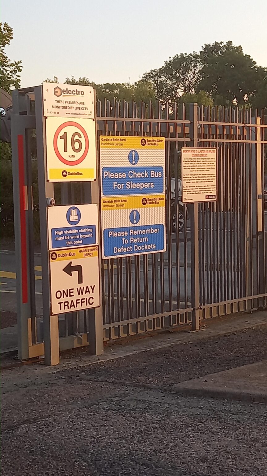 自由時間にバス停に行く人はいないので、おそらくこれまで見たことがないと思いますが、この標識はかなり面白いと思います