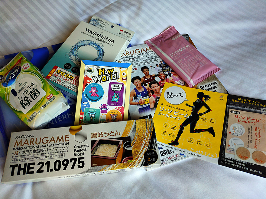 会場でもらったアイテム。手荷物預かり袋と一緒に、讃岐うどん、洗濯槽クリーナー、ケア商品などが入っていた