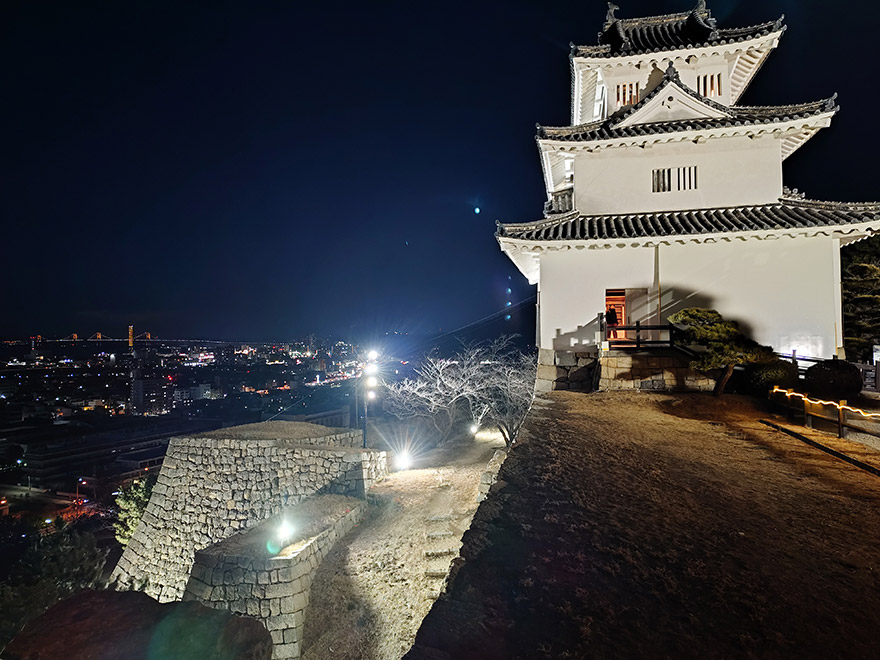 ライトアップされた石垣と天守。全て形の異なる大きな石をどうやって積み上げたのか。