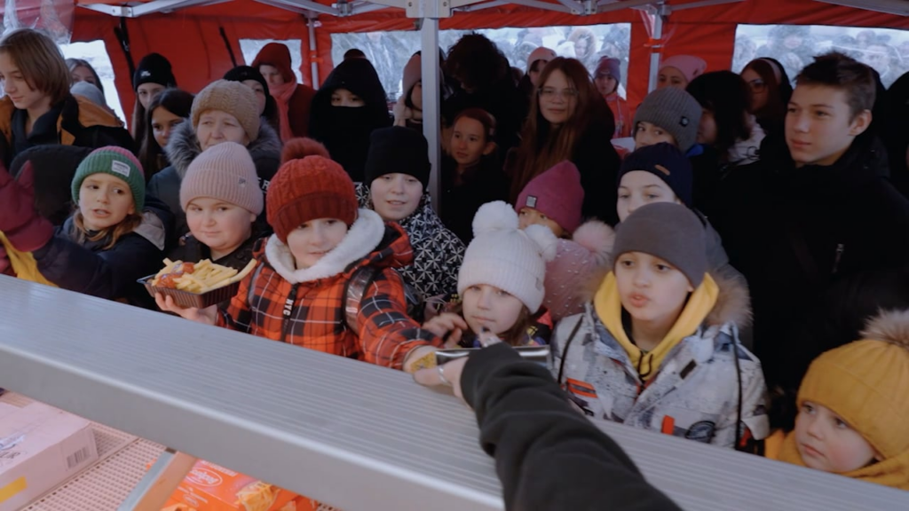 子どもたちを中心に400人にフライドポテトとおやつを配った。 子どもたちを中心に400人にフライドポテトとおやつを配った。