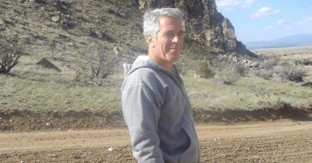 政府はエプスタインファイル内の数十枚のヌード写真を公開