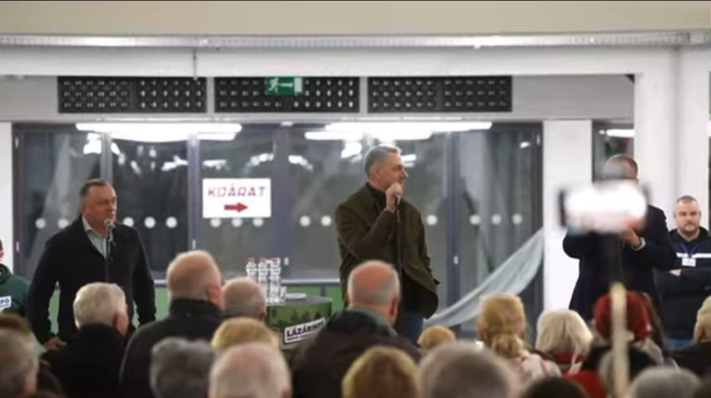 ジリはジャニに「辞任！」とは求めていない。デモ参加者が彼に向かって叫ぶ