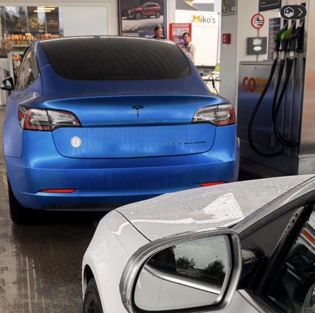 スイスのガソリンスタンドのエチケットについての質問