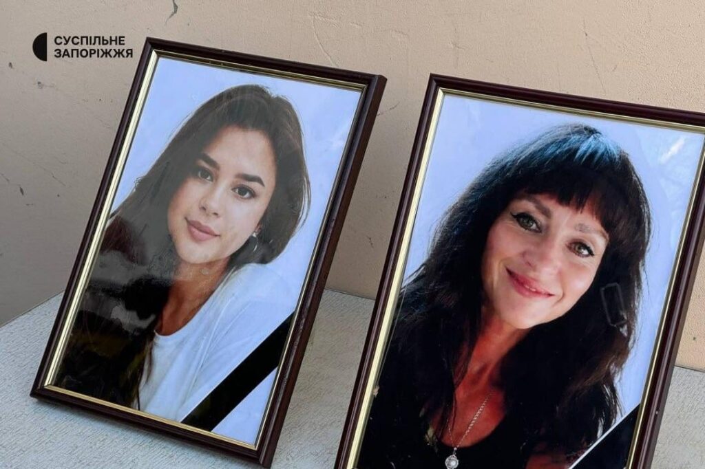 ザポリージャ州のビリニャンスク市では、1月29日にロシアの無人機攻撃により自宅で死亡したオレナ・シャガロワさんと娘のカテリーナさんに葬儀に参列したウクライナ人住民らが別れを告げた。 - 「彼らは人生をとても愛し、常に勝利を信じていました。」