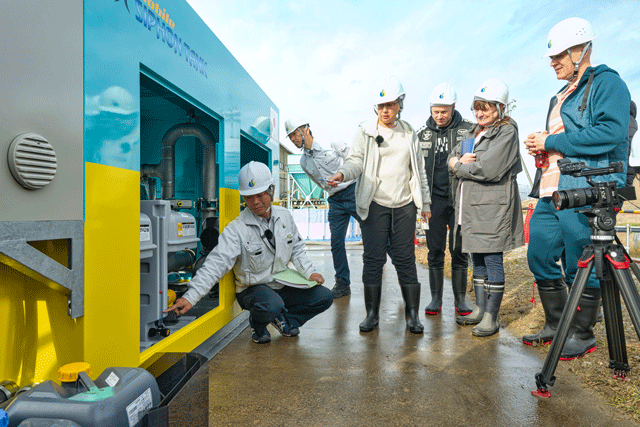 日本原料の社員（左）からレクチャーを受けるウクライナの技術者たち