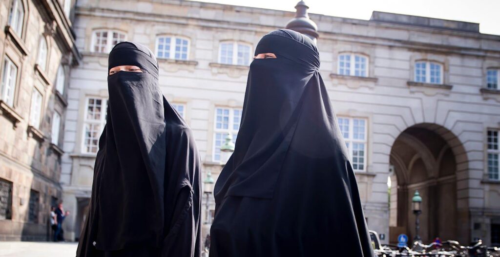 有権者の半数はニカブとブルカの禁止を望んでいる