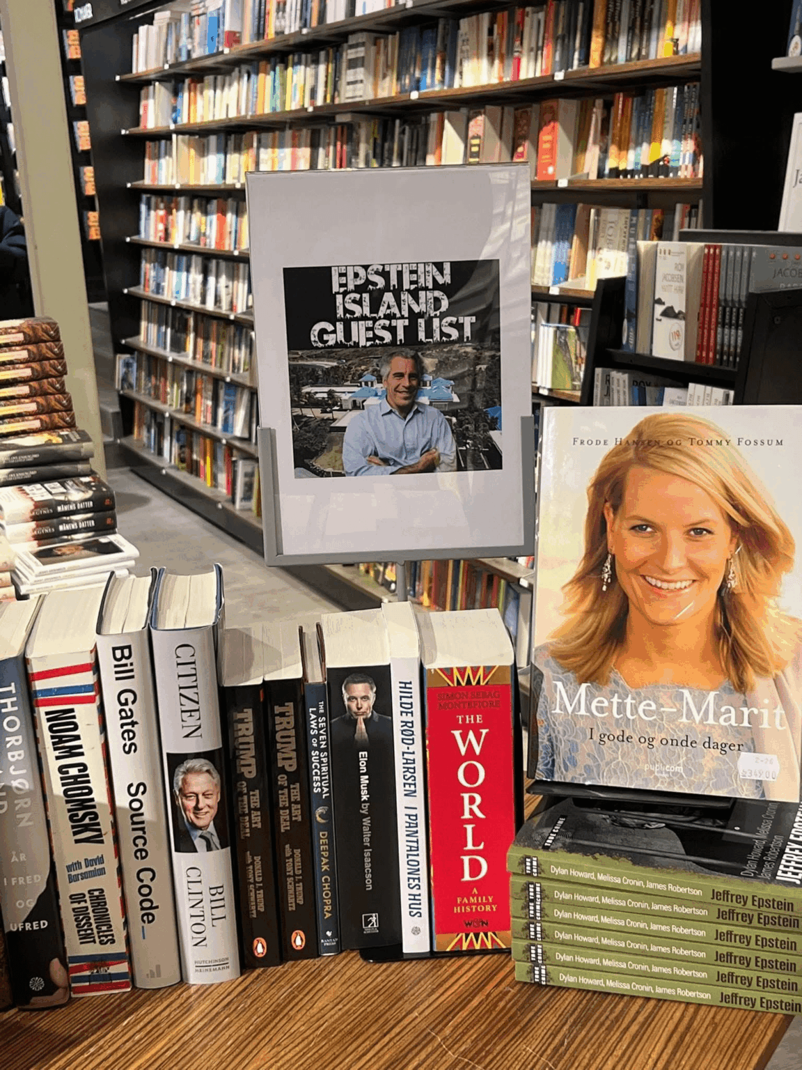 オスロの書店で見かけた「エプスタイン島ゲストリスト」。