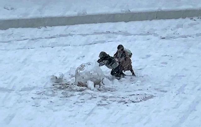 広島県廿日市市、大雪にはしゃぐ子供たち