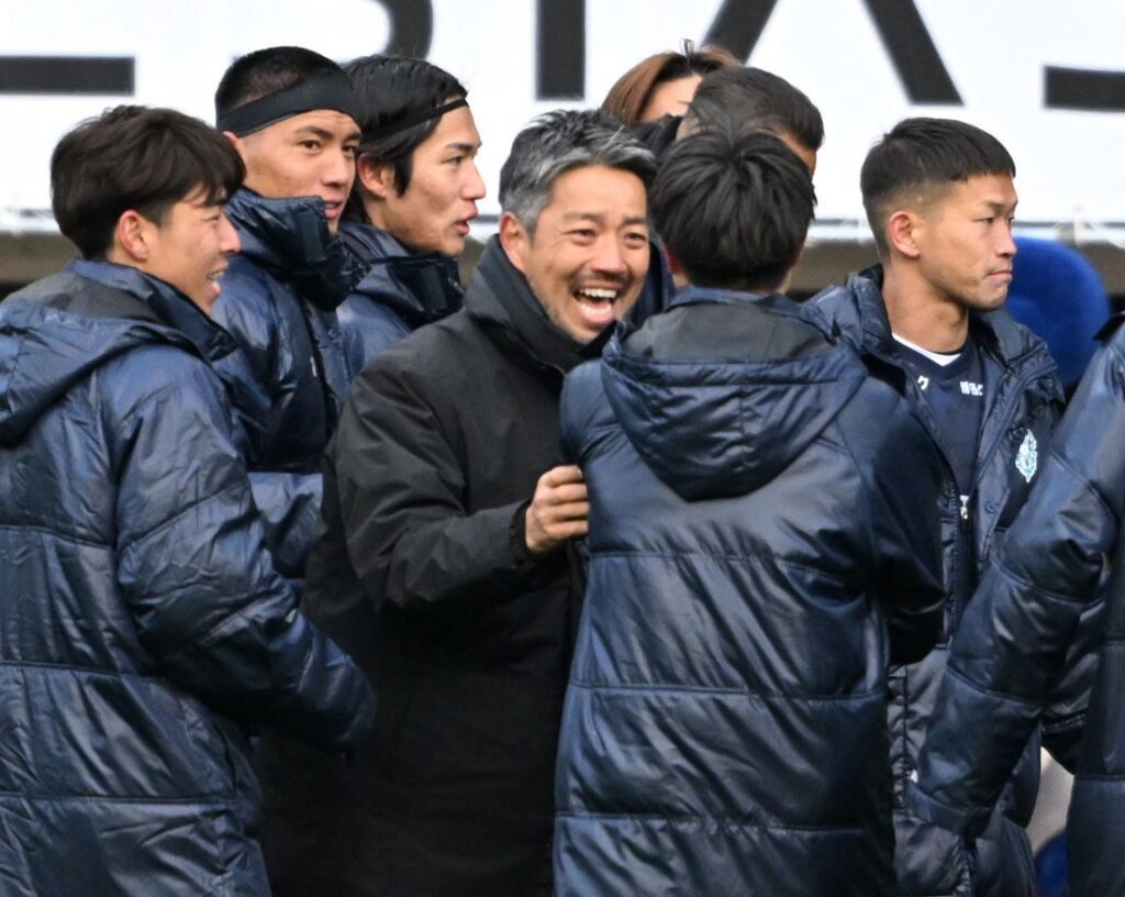 前田快選手のデビュー弾に「火を吹きました！」　新星台頭に歓喜のアビスパ福岡サポーター　「塚原おじさん」初采配の舞台裏も直撃【2月8日ホーム岡山戦 #サポリポート】：「おっ！」でつながる地元密着のスポーツ応援メディア 西スポWEB OTTO!