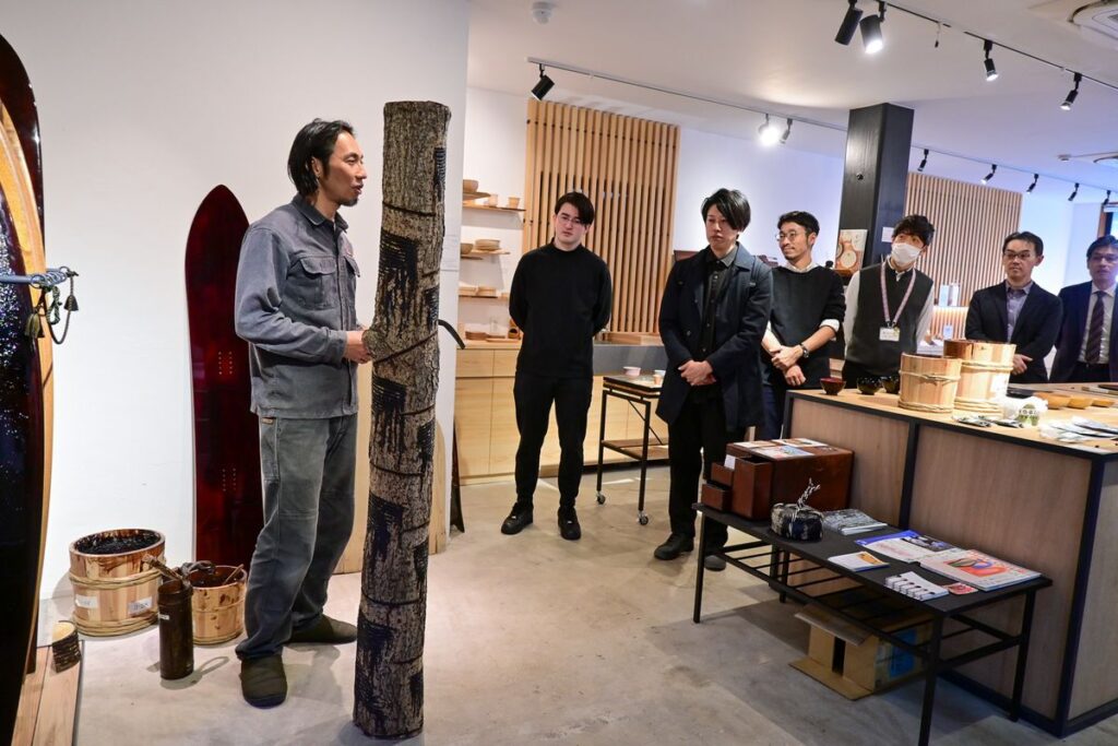 堤淺吉漆店代表の堤卓也（左）