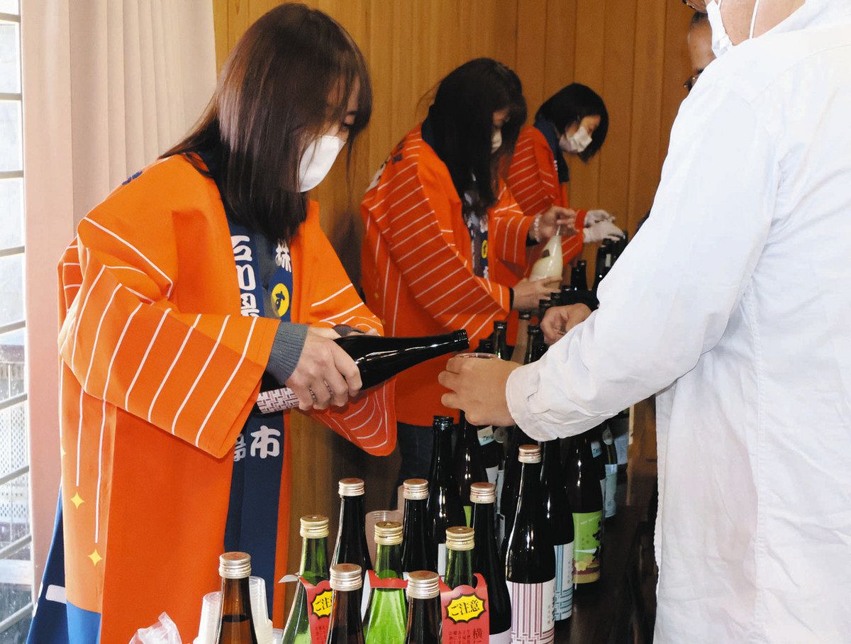 さまざまな種類の酒を提供したまつりの様子＝珠洲市飯田町で
