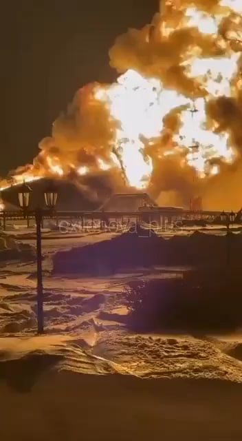 ロシア・タタールスタン共和国アルメチエフスクにあるドルジバ石油パイプラインのカレイキノ石油ポンプ場の夜間映像。火災が制御不能になった後、消防士らは撤退し、50,000立方メートルのタンクは完全に燃え尽きた。