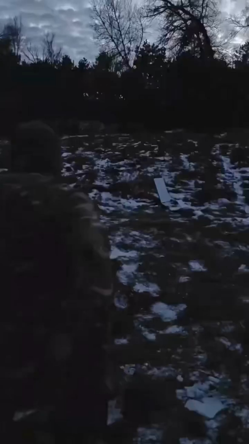 ロシア兵士は、最近の出来事の影響で封鎖されているスターリンク端末を蹴る様子をビデオに記録した。 2026 年 7 月 2 日