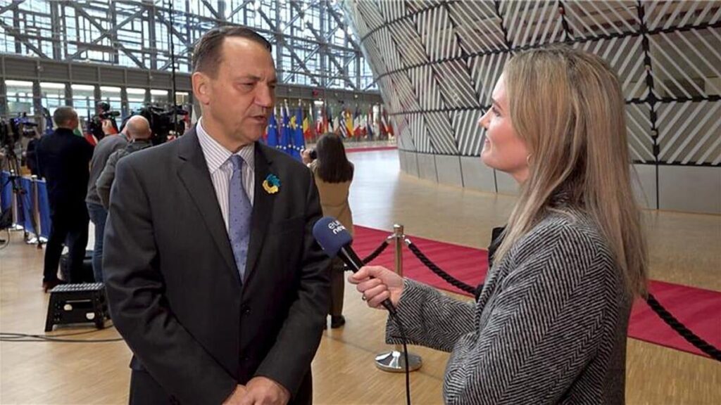 ポーランドのFMシコルスキ、ハンガリーのウクライナ拒否権発動を「プーチン有利」の「エスカレーション」と批判