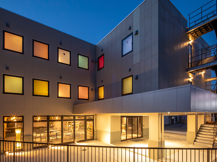 各部屋でカーテンの色が異なる