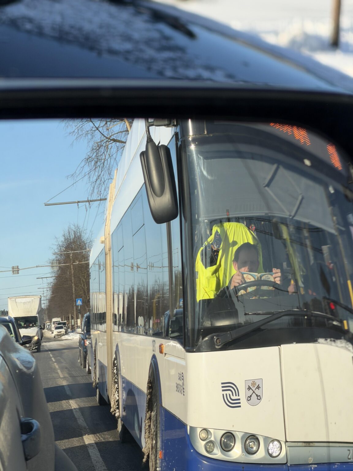 ...ハンドルの後ろにある電話があまりにも主流になっているとき。