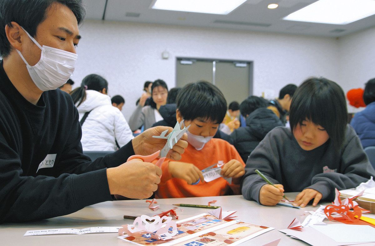 中国の切り絵作りを体験する親子ら＝金沢市本町で
