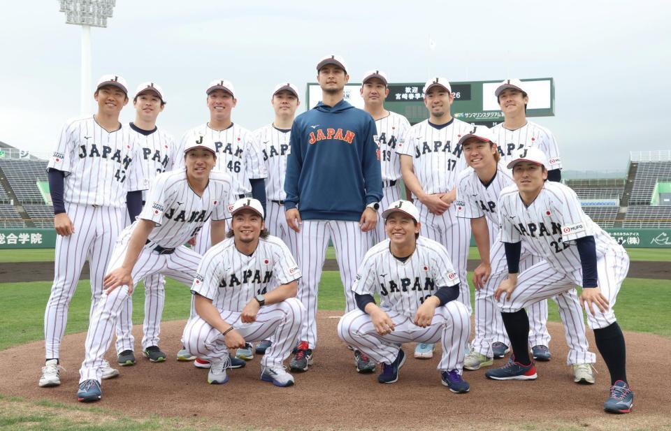 侍ジャパン 投手陣がダルビッシュを中心に記念撮影 異例の光景で伝わってきた感謝の思い「井端監督が胴上げされてる姿を見たい」宮崎合宿で助言惜しまず 指揮官は米国で再合流を熱望 - デイリースポーツ