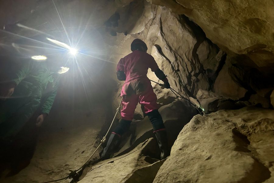 ロープを使って岸壁をよじ登る難所も登場。足を置く位置など、細かくガイドがひとりひとり指導してくれるので、安心感がある