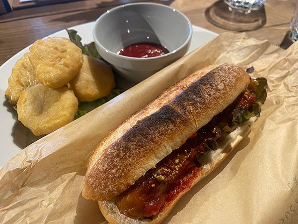 「WAEN CAFE with KUMAKOGEN b-standing cafe」で木の香りに癒される