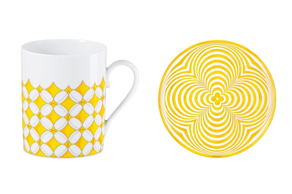 店舗で販売されているテーブルウェア・コレクションのうち、軽快なイエローが印象的な「dolce vita」シリーズより。皿2枚セット［各⌀31.5×h3cm］82,500円　マグ［⌀8.5×h9㎝ ／160ml］27,500円