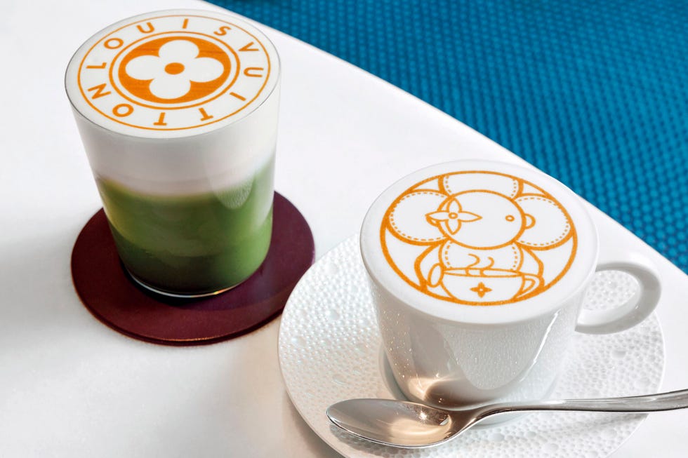 モノグラムモチーフから、マスコットのヴィヴィエンヌまで楽しめるラテアート。手前から「ヴィー ホットショコラ」 2,400円、木屋芳友園の希少な八女抹茶を使った「ヴィー アイス八女抹茶ラテ」 2,200円