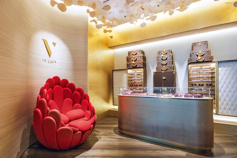 7階のエレベーターの扉が開くとカフェの手前にショコラショップが。