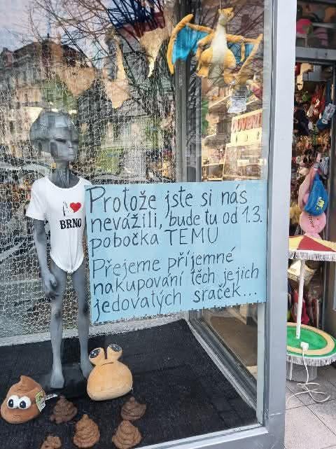 ショーウィンドウに展示されたさまざまな排泄物にも注目だ