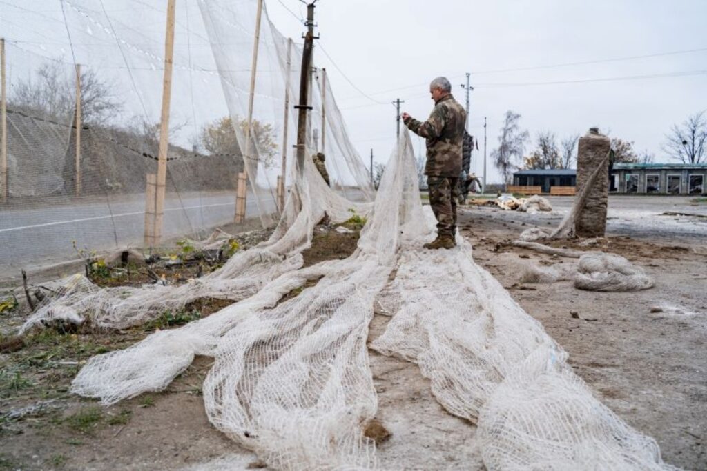 かつて魚を捕らえていた網、今はウクライナでロシア製ドローン捕獲に活躍 - CNN.co.jp