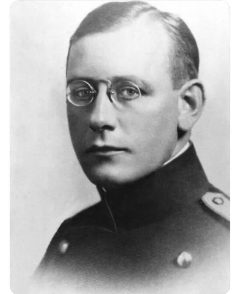 1938年から1939年にかけて、スイス国境司令官パウル・グリューニンガーは3,600人のユダヤ人難民が中立国のスイスに入国できるようにパスポートを偽造した。彼がホロコーストから数千人を救った一方で、スイスは彼のキャリアに終止符を打ち、犯罪者のレッテルを貼り、年金を剥奪した。彼は1972年に貧困の中で亡くなった。