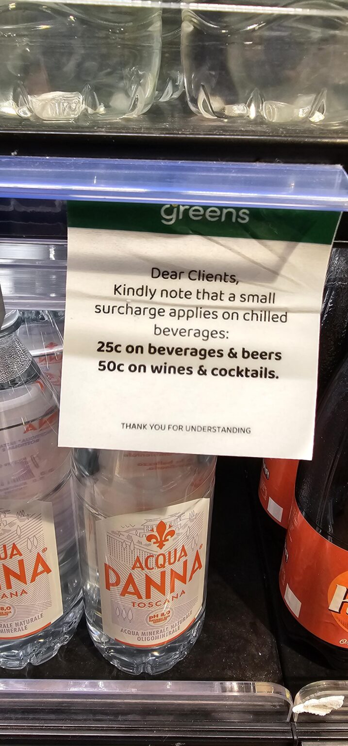 これは小便と現金の強奪のように思えます。昔は10cだった