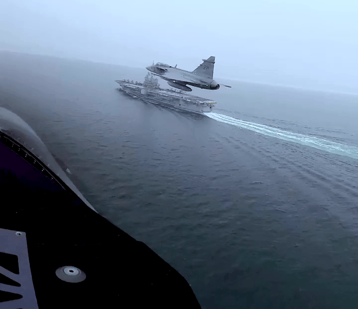 Jas 39 グリペンが空母シャルル・ド・ゴールをマルメ港まで護衛