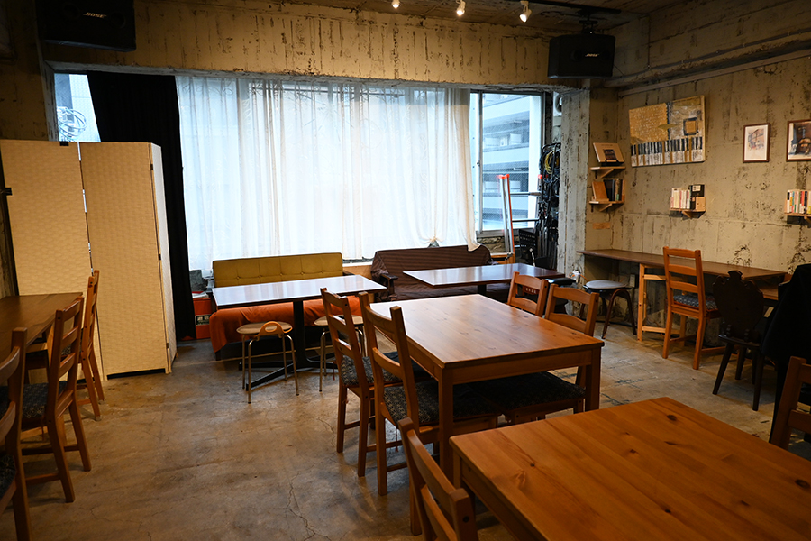 「カフェ周」で間借り中の「平岡珈琲店」現在の内観