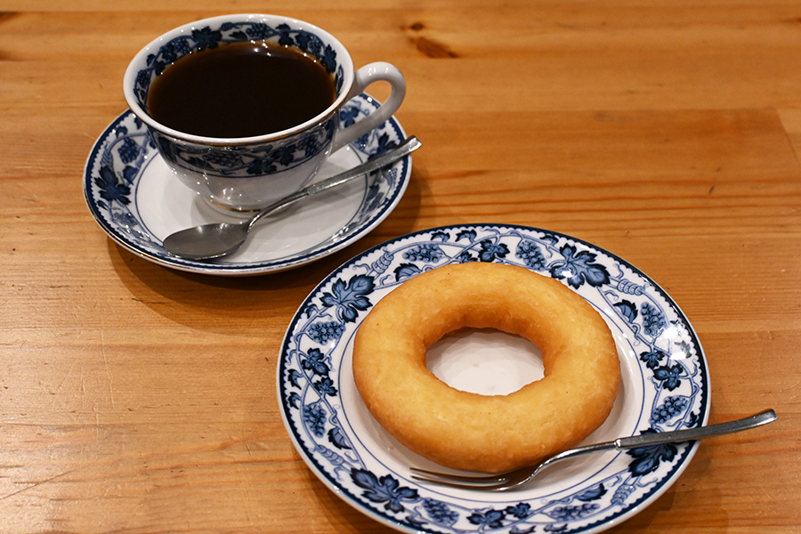 大阪の老舗「平岡珈琲店」が復活→ビル3階でフロア拡大！名物ドーナツは健在 | Lmaga.jp