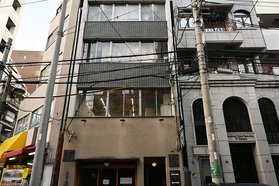 「平岡珈琲店」が入居するビル