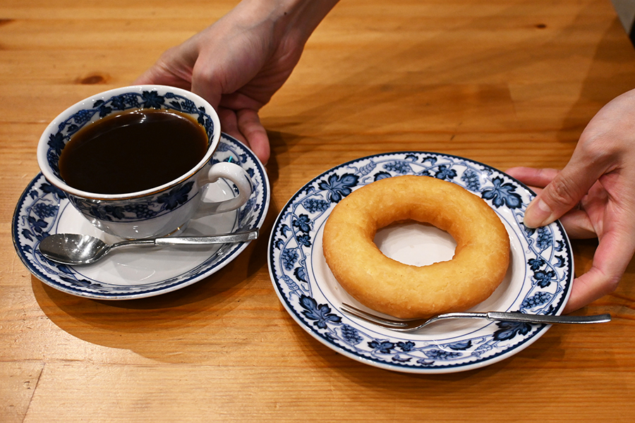 左から「平岡珈琲店」の百年珈琲（600円）、揚げドーナツ（280円）
