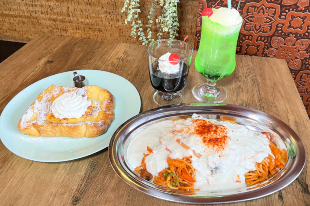 小松駅すぐ!学生が手掛ける「COFFEE 喫茶 MADOI」がオープン!昭和レトロな空間でランチやスイーツ、お酒が楽しめる♡【NEW OPEN】 – 週末、金沢。 小松駅すぐ!学生が手掛ける「COFFEE 喫茶 MADOI」がオープン!昭和レトロな空間でランチやスイーツ、お酒が楽しめる♡【NEW OPEN】 - 週末、金沢。