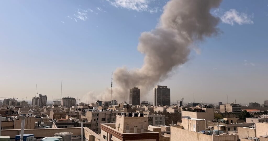 米・イスラエルがイラン攻撃、首都空爆 トランプ氏「核兵器取得阻止」 - 日本経済新聞