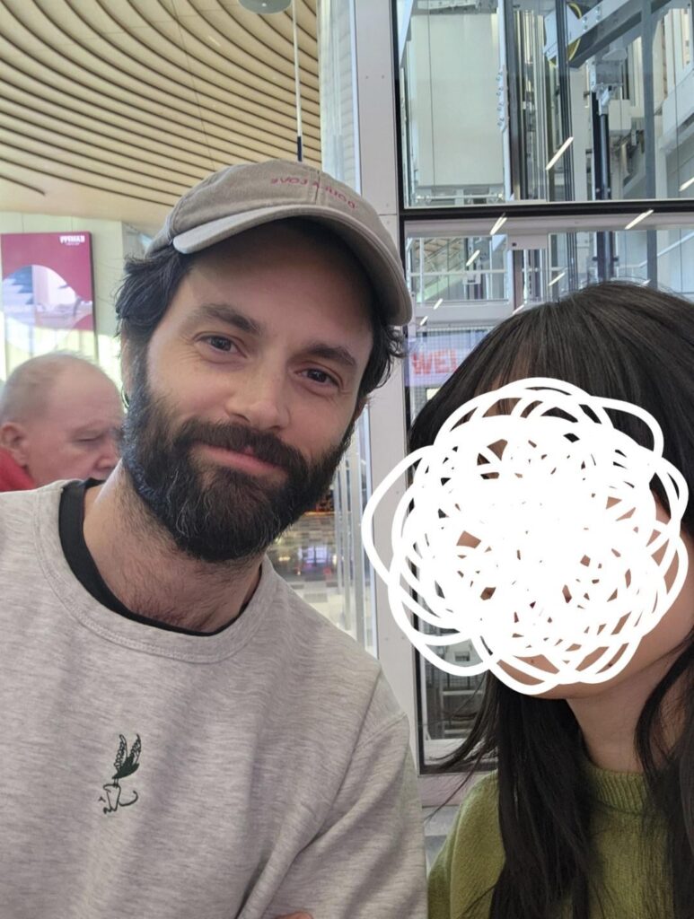 ヘルシンキ・ヴァンター空港でNetflixシリーズ『You』のペン・バッジリーに会った